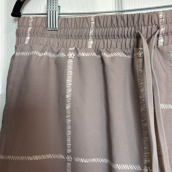 Fabletics The One men’s tan 6” inseam athletic shorts size large - Picture 2 of 9